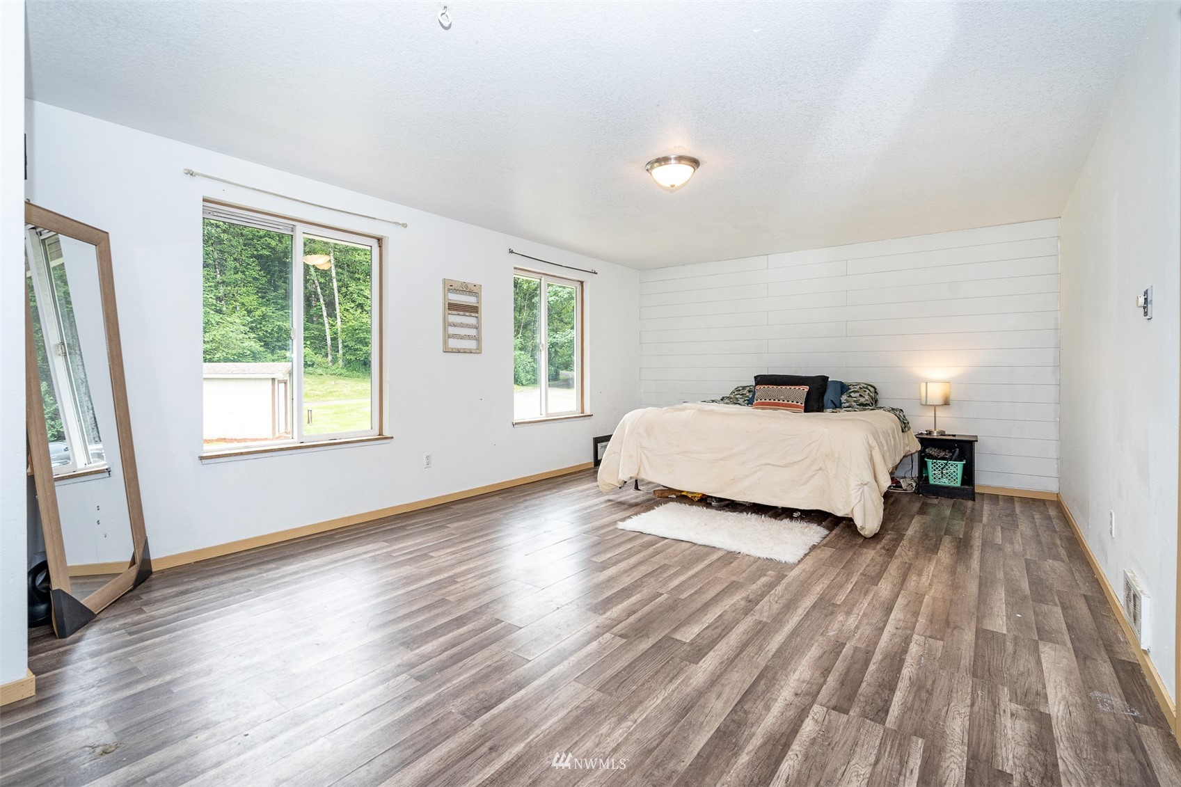 181 Crego Ridge Road Chehalis, WA 98532 - Photo 18 of 33 a spacious bedroom with a bed and wooden floor