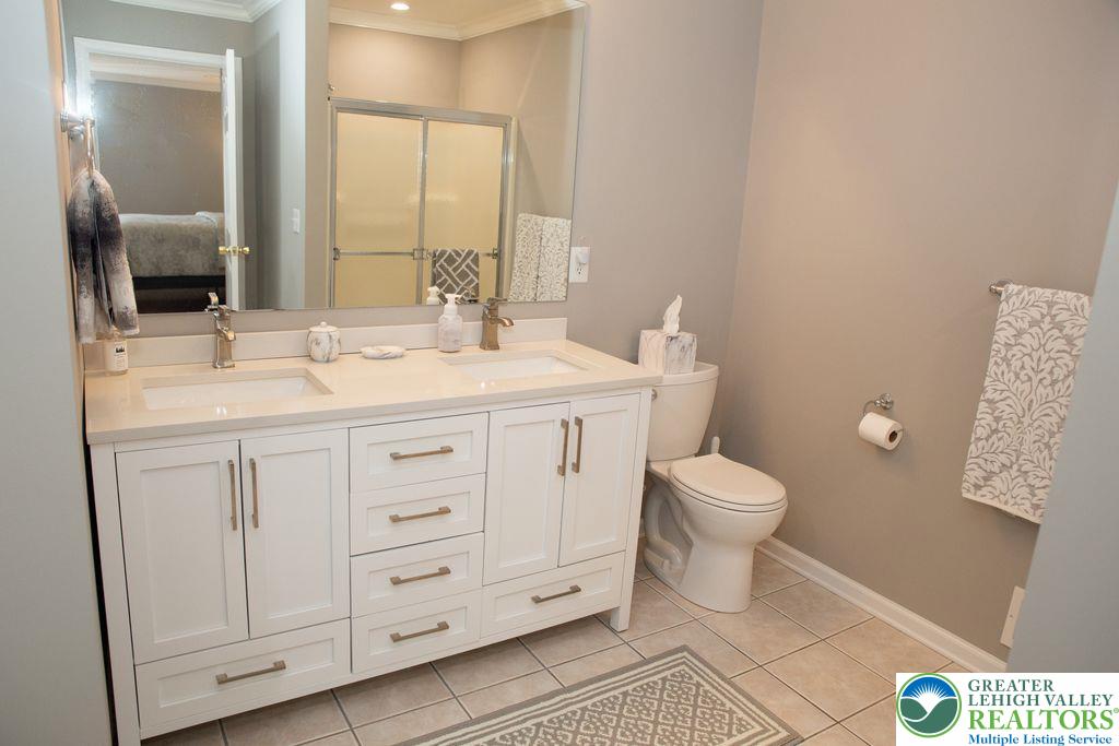 165 Muirfield Way Easton, PA 18042 - Photo 14 of 27 primary bathroom