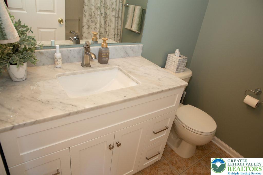 165 Muirfield Way Easton, PA 18042 - Photo 15 of 27 guest full bath