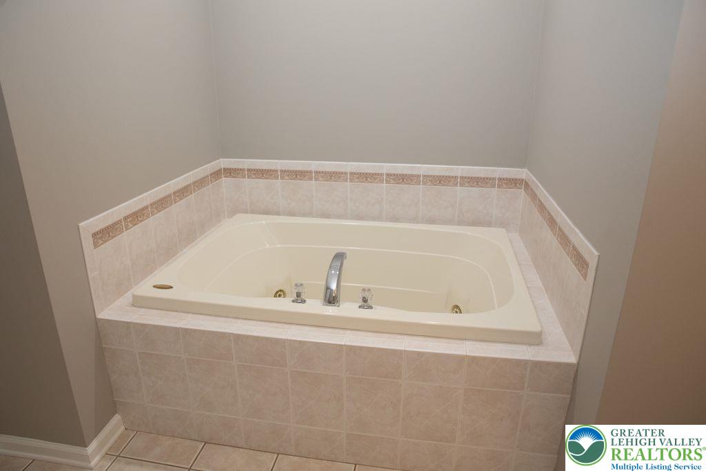 165 Muirfield Way Easton, PA 18042 - Photo 16 of 27 jetted soaker. tub