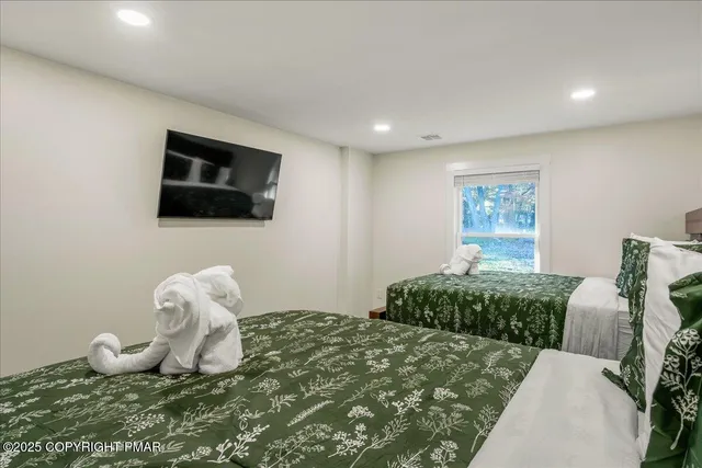 $2,075,000 | 245 South Lake Drive, Lake Harmony, PA 18624