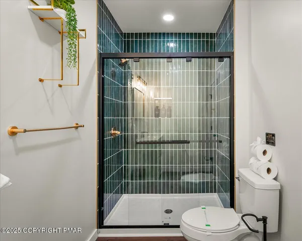 $2,075,000 | 245 South Lake Drive, Lake Harmony, PA 18624