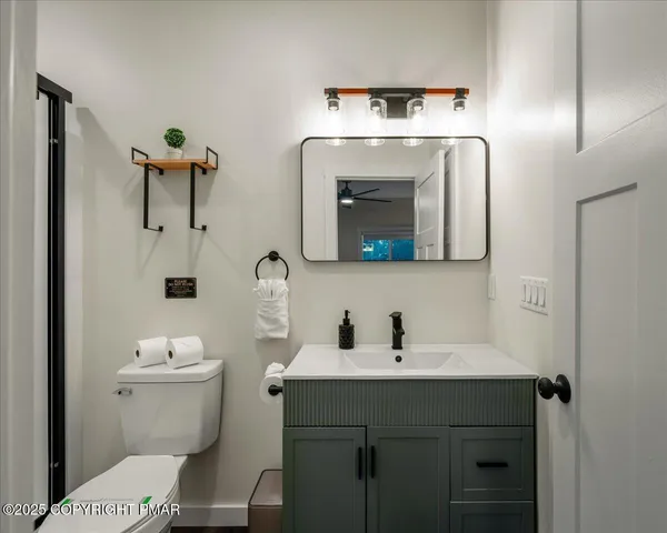 $2,075,000 | 245 South Lake Drive, Lake Harmony, PA 18624