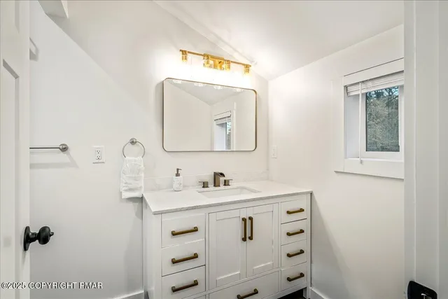 $2,075,000 | 245 South Lake Drive, Lake Harmony, PA 18624