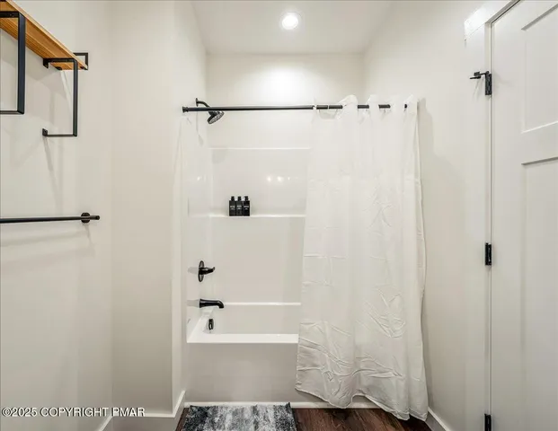 $2,075,000 | 245 South Lake Drive, Lake Harmony, PA 18624