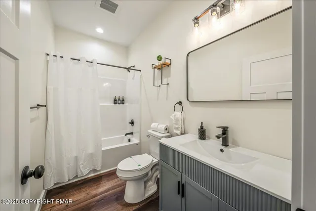 $2,075,000 | 245 South Lake Drive, Lake Harmony, PA 18624