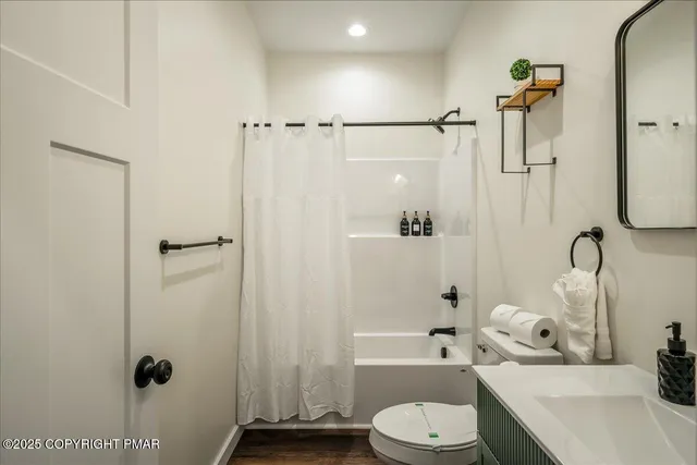 $2,075,000 | 245 South Lake Drive, Lake Harmony, PA 18624