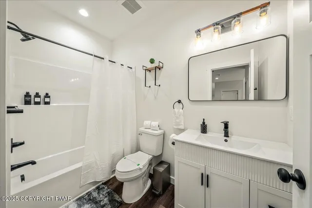 $2,075,000 | 245 South Lake Drive, Lake Harmony, PA 18624