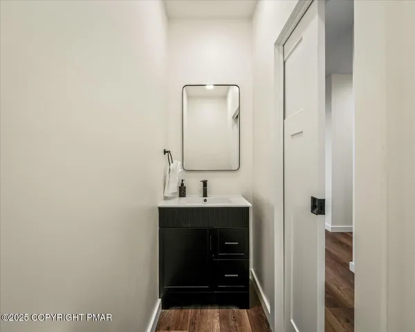 $2,075,000 | 245 South Lake Drive, Lake Harmony, PA 18624