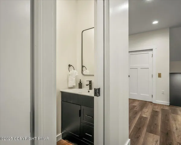 $2,075,000 | 245 South Lake Drive, Lake Harmony, PA 18624