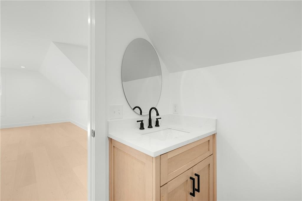 130 Cambridge Court Calhoun, GA 30701 - Photo 42 of 46 a bathroom with a sink and a mirror