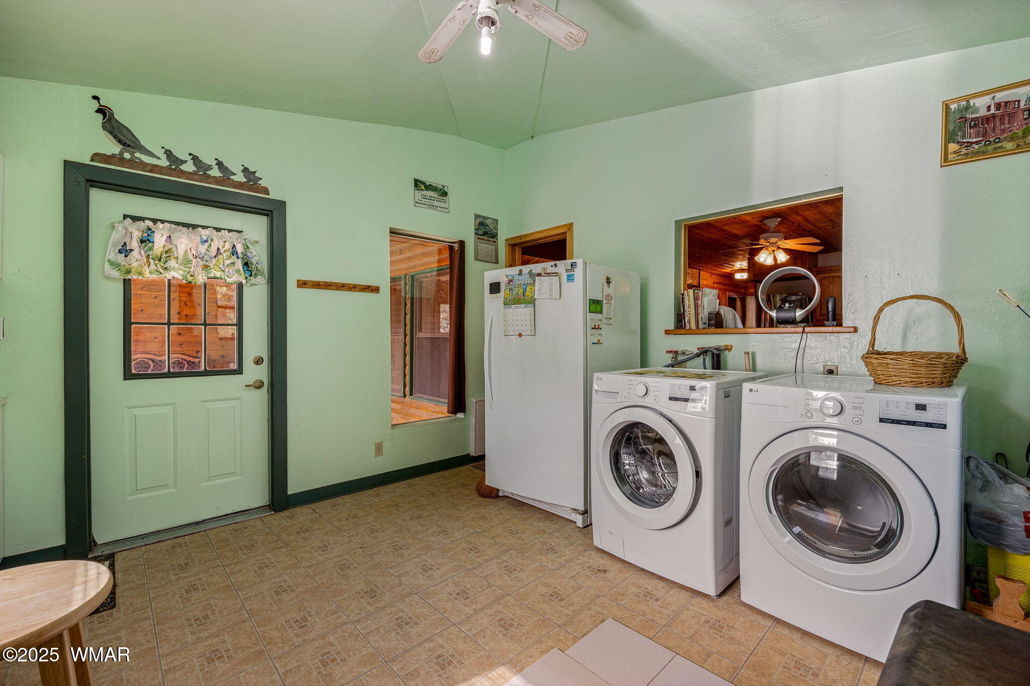 2933 Wildcat Trail Overgaard, AZ 85933 - Photo 16 of 44 a view of livingroom with washer and dryer