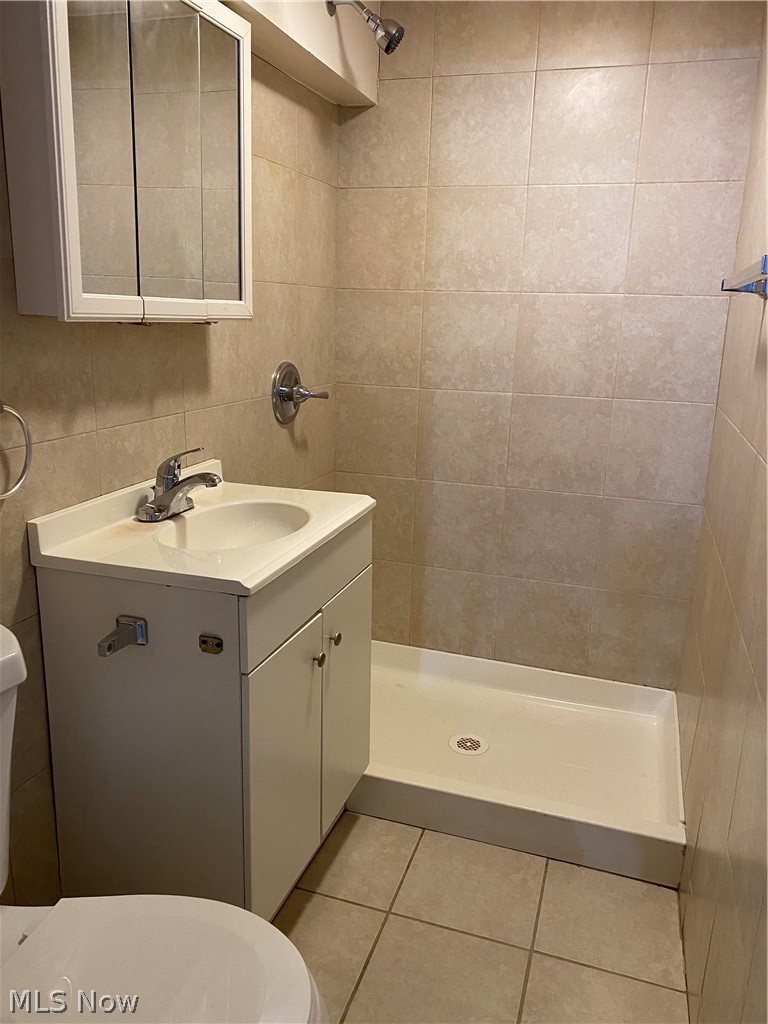 6367 Stumph Road Cleveland, OH 44130 - Photo 13 of 30 Lower level full bathroom