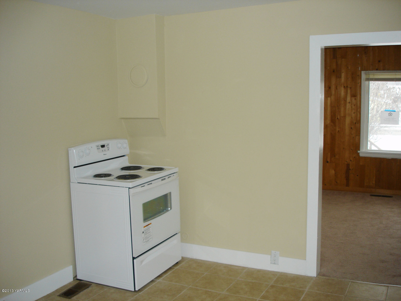 10608 Hughes Road Yakima, WA 98903 - Photo 4 of 10 a view of utility room with washer and dryer