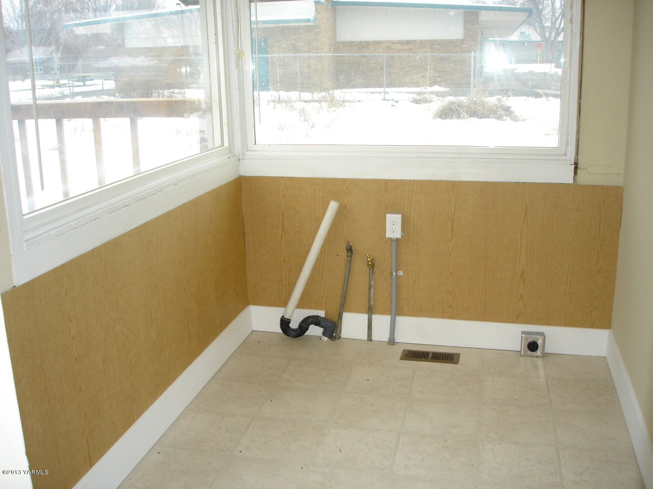 10608 Hughes Road Yakima, WA 98903 - Photo 8 of 10 a view of a room with gym equipment