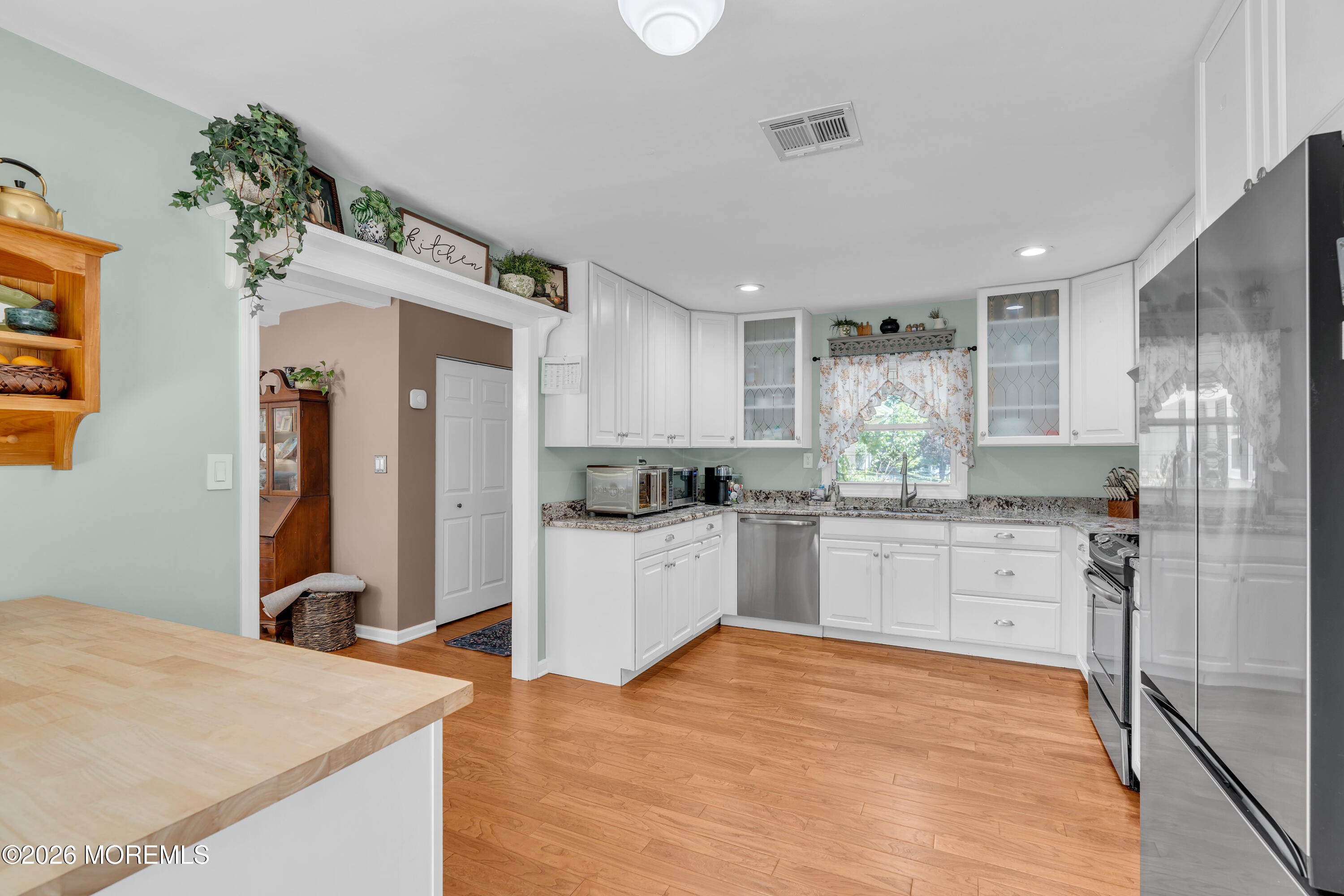 186 Van Brackle Road Aberdeen, NJ 07747 - Photo 5 of 29 .