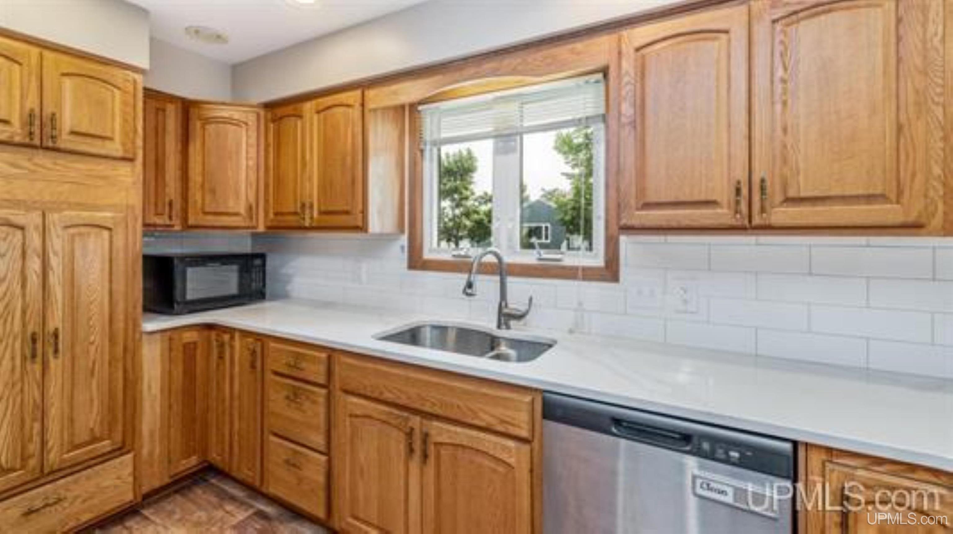 1020 South 18th Street Escanaba, MI 49829 - Photo 10 of 38