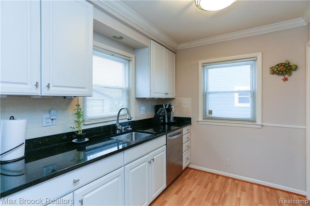 1271 Cambridge Road Berkley, MI 48072 - Photo 9 of 36