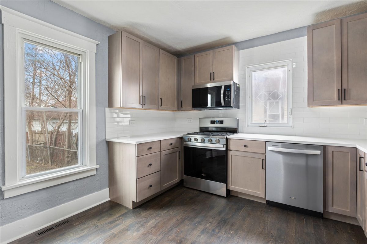 446 South Jackson Street Waukegan, IL 60085 - Photo 15 of 23