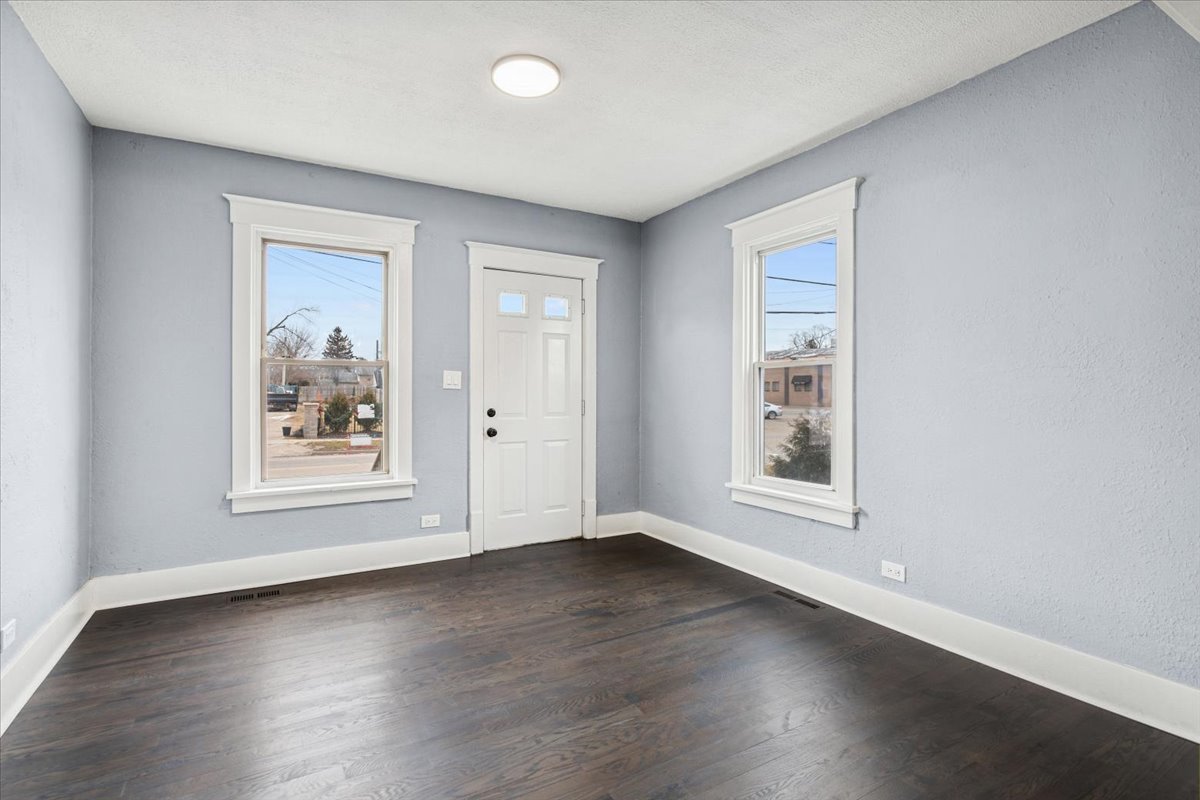 446 South Jackson Street Waukegan, IL 60085 - Photo 4 of 23