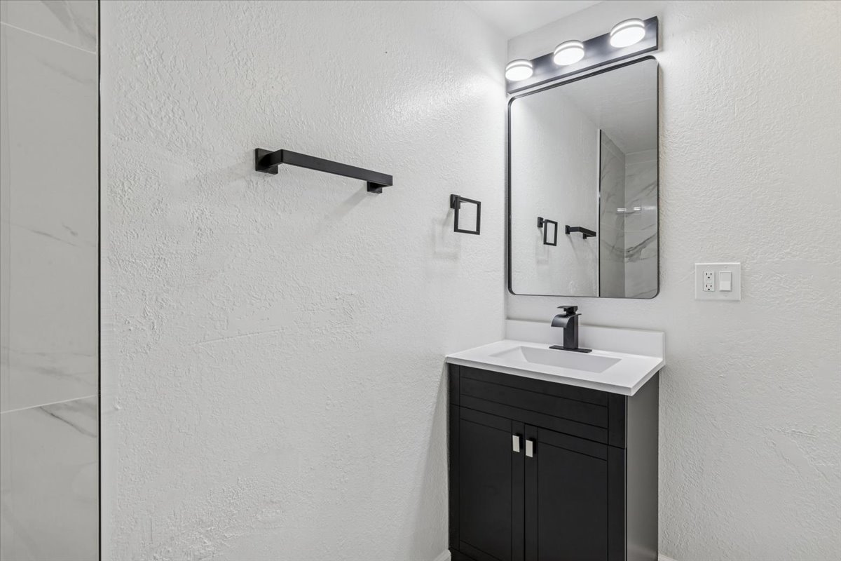 446 South Jackson Street Waukegan, IL 60085 - Photo 8 of 23