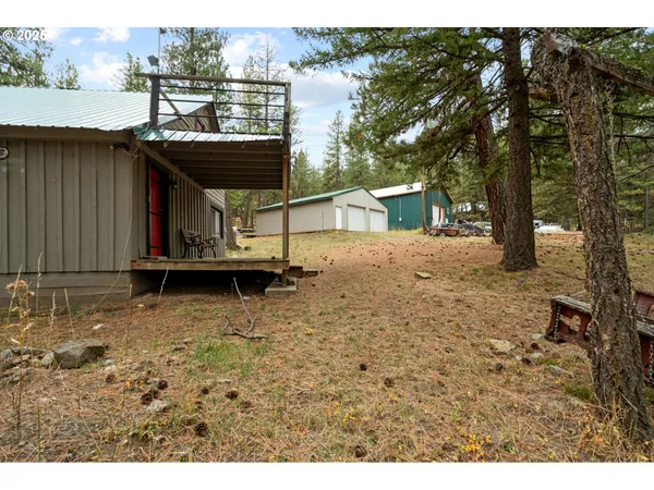 a view of a backyard