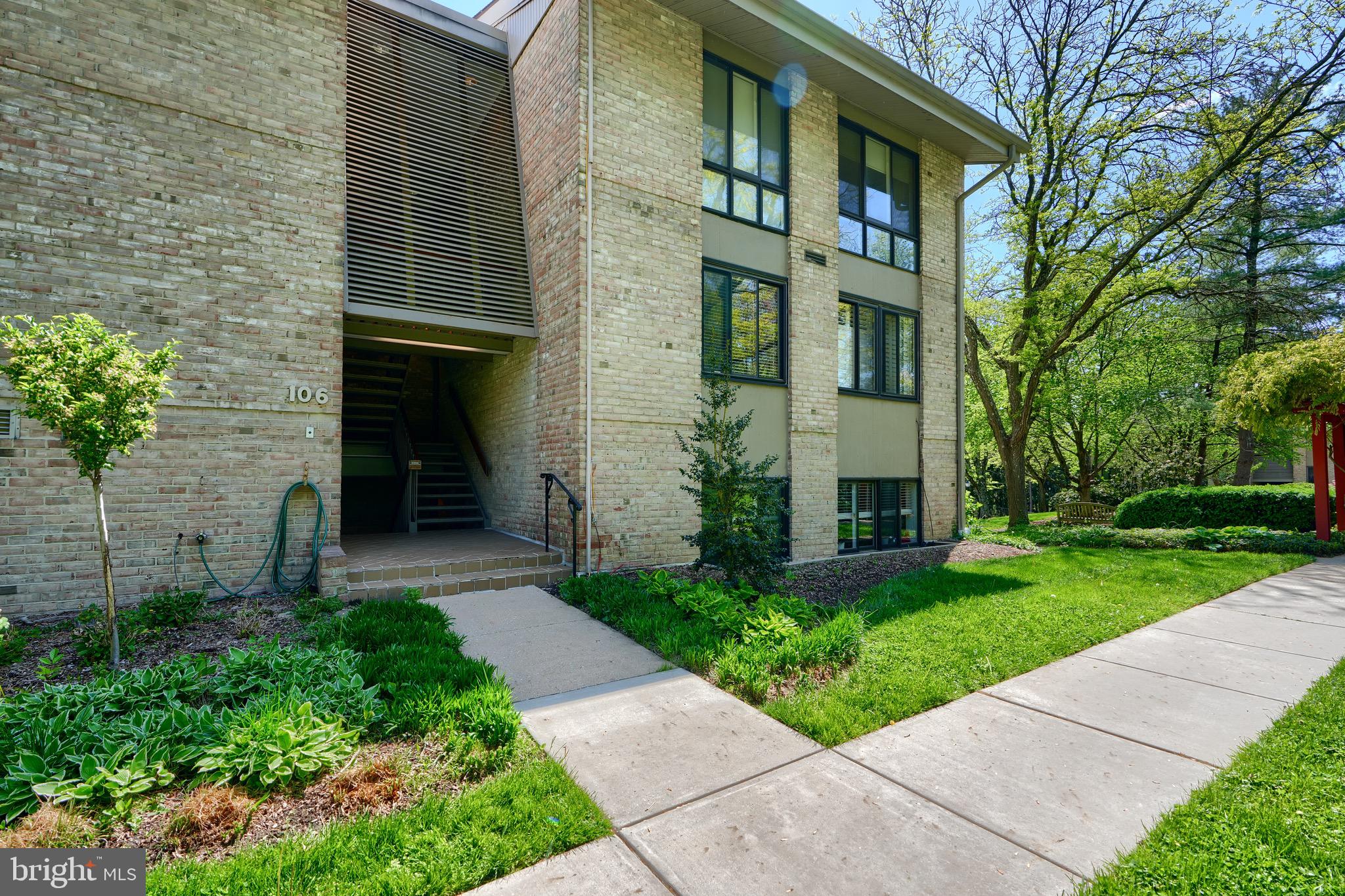 106 Cross Keys Road, Unit R106C Baltimore, MD 21210 - Photo 3 of 26 Mid Level Unit