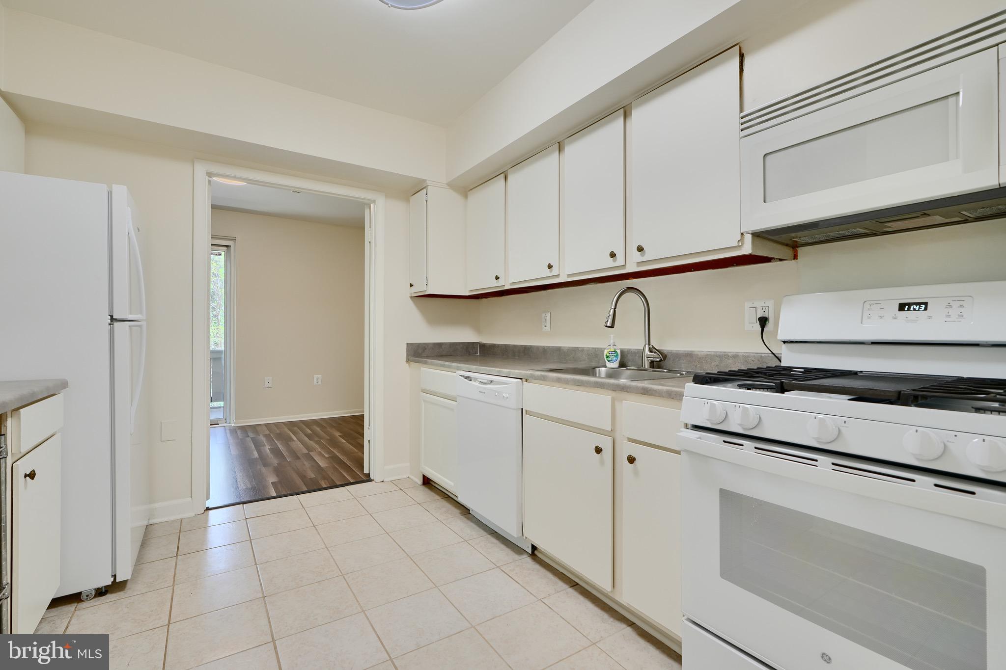 106 Cross Keys Road, Unit R106C Baltimore, MD 21210 - Photo 7 of 26 Bright Kitchen