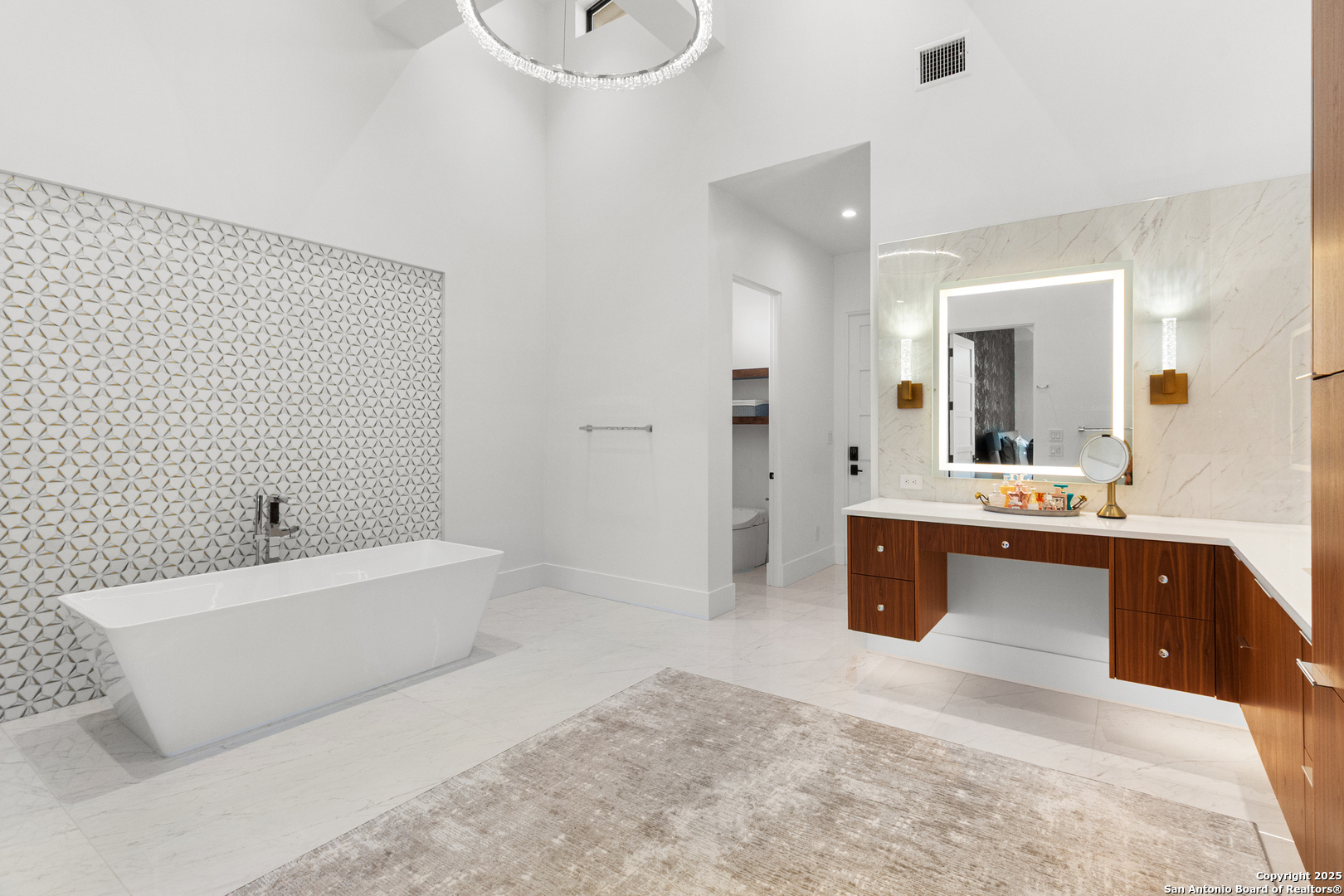 135 Whittingham Road San Antonio, TX 78231 - Photo 15 of 43 a spacious bathroom with a tub sink and mirror