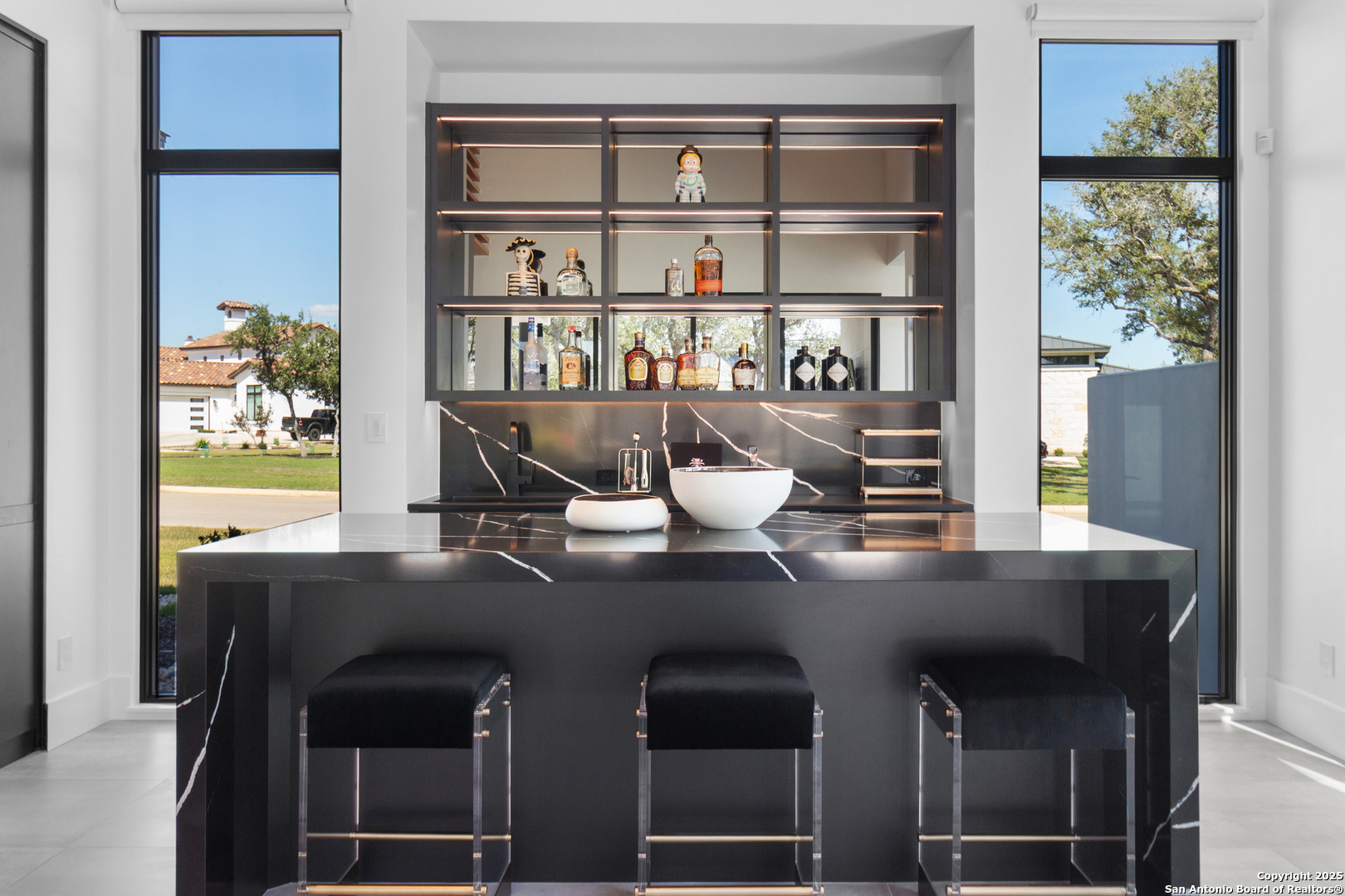 135 Whittingham Road San Antonio, TX 78231 - Photo 22 of 43 a dining room with furniture and a window