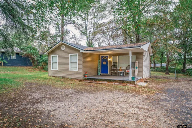 a view of a house with yard and tree s