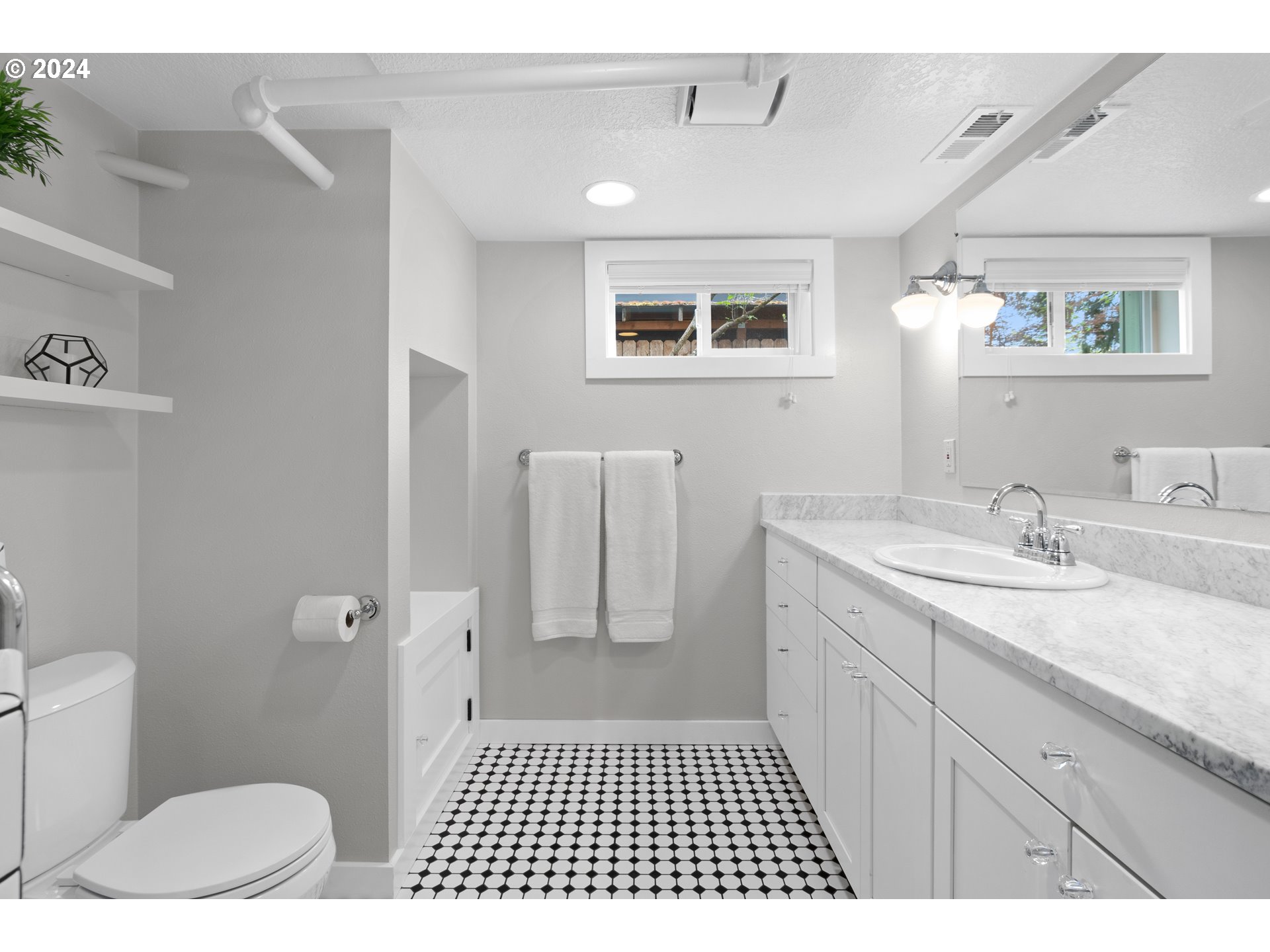 3015 Southwest Flower Terrace Portland, OR 97239 - Photo 25 of 40 Bathroom