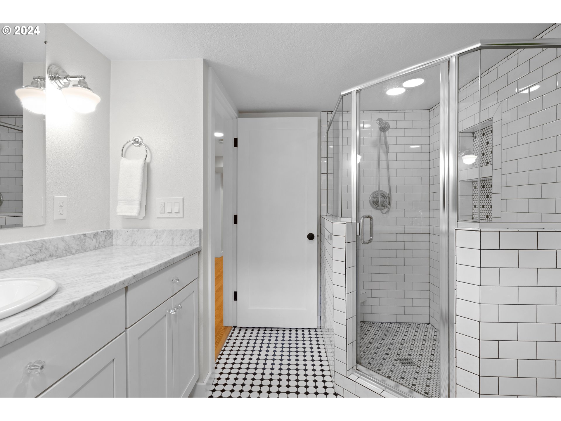 3015 Southwest Flower Terrace Portland, OR 97239 - Photo 26 of 40 Bathroom