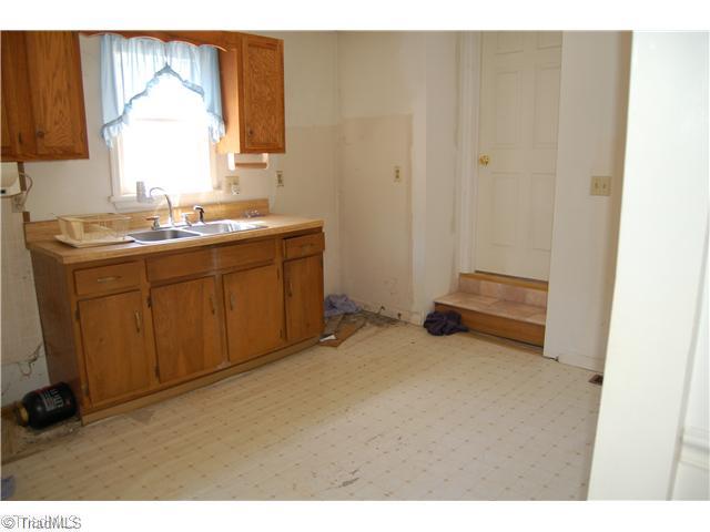 293 Pine Ridge Road Mocksville, NC 27028 - Photo 6 of 7 Kitchen.