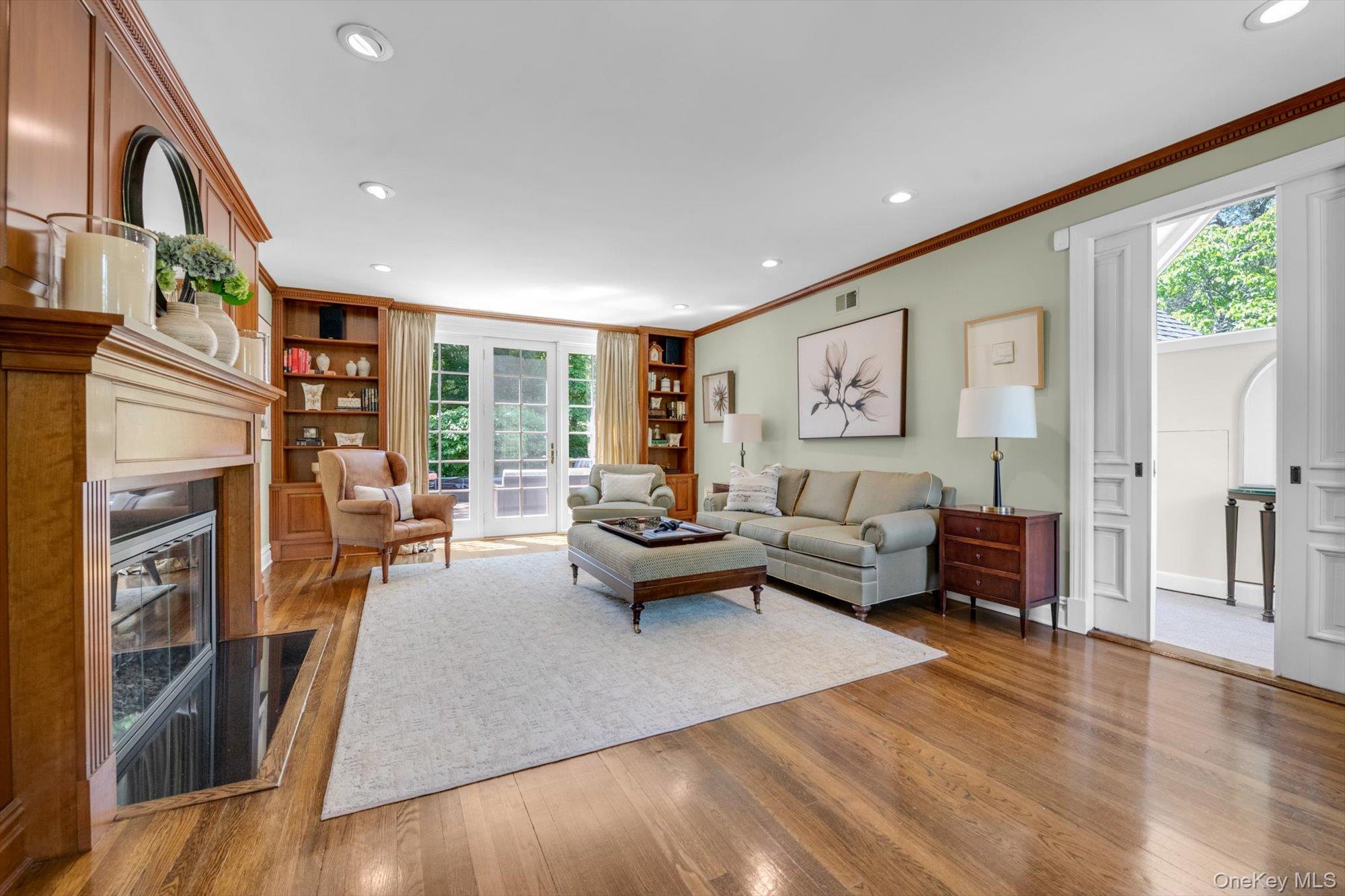 74 Litchfield Road Port Washington, NY 11050 - Photo 4 of 48