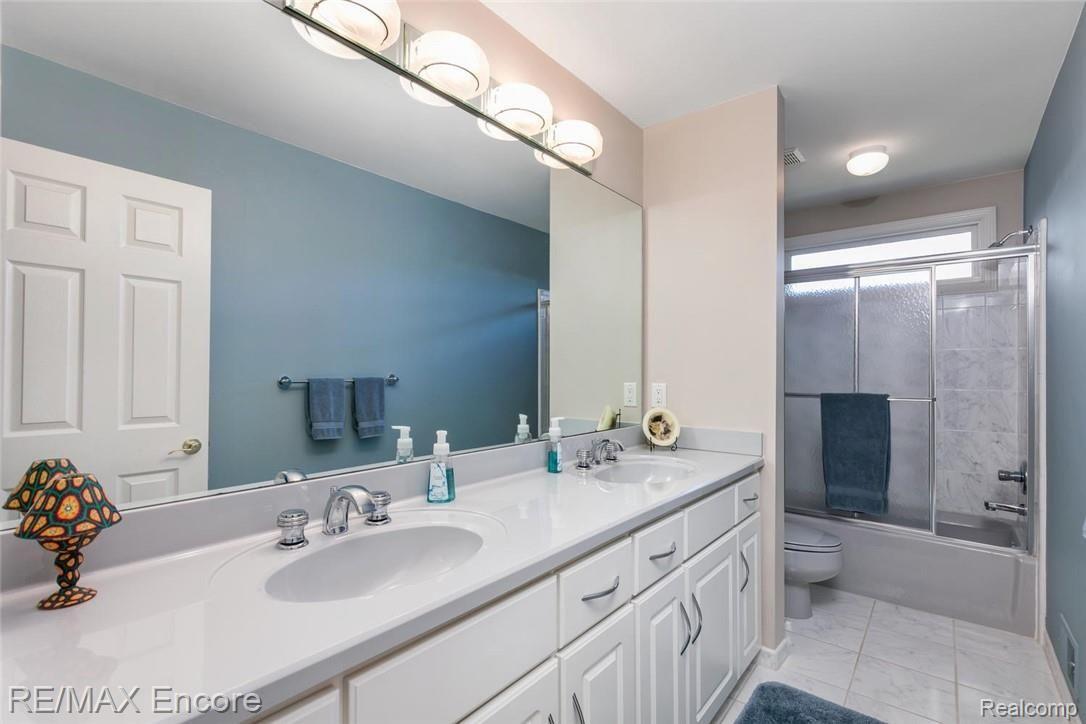 6775 Oakhurst Ridge Road Clarkston, MI 48348 - Photo 24 of 37 Upper 2nd Full Bathroom
