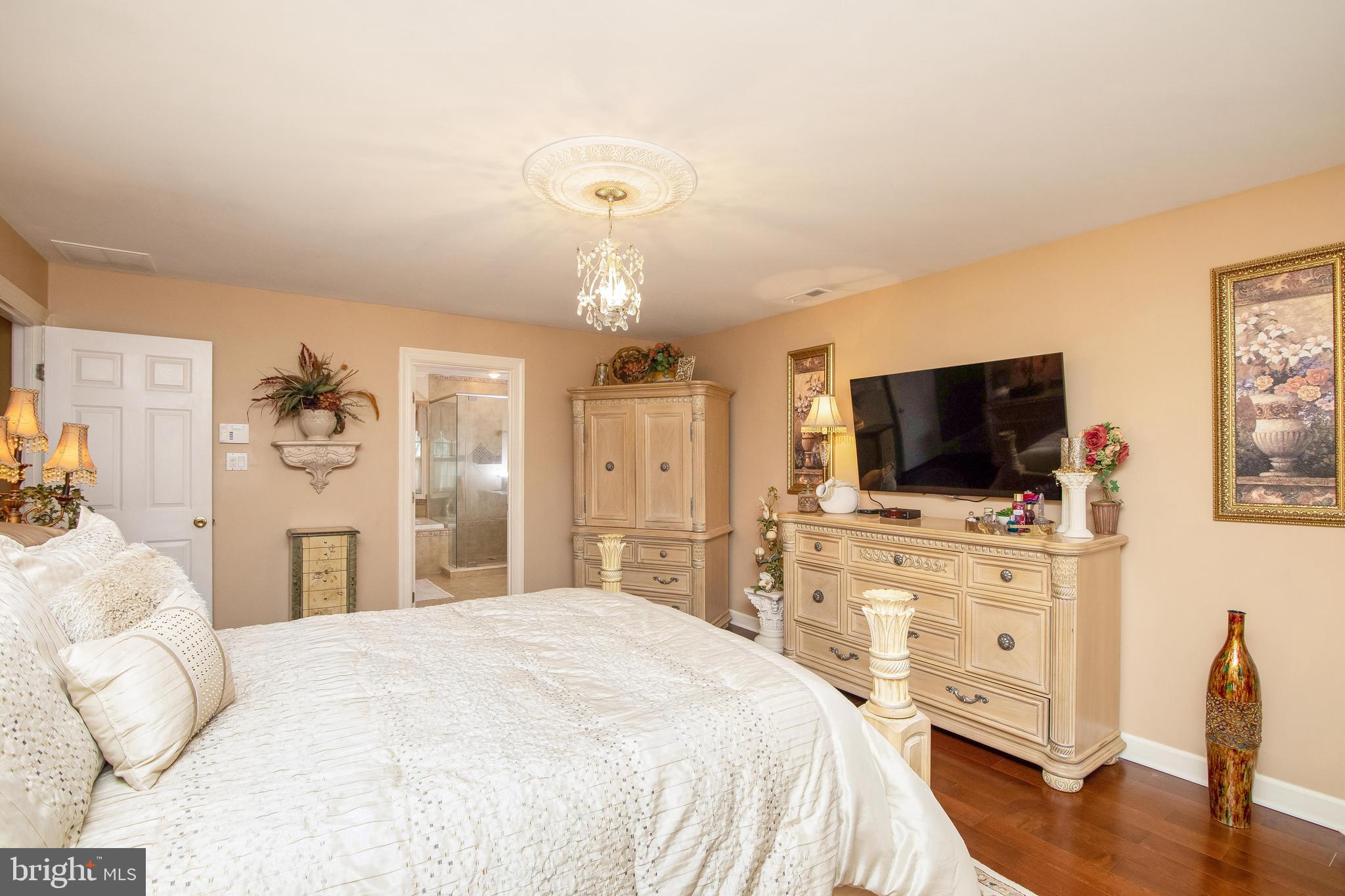40 Covington Lane Voorhees, NJ 08043 - Photo 23 of 57 Main bedroom with master bathroom