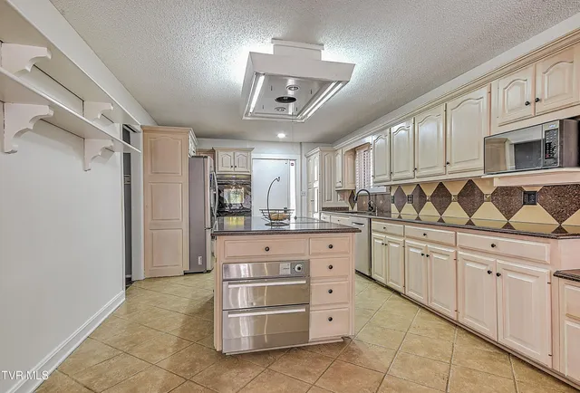 $575,000 | 708 Thornwood Place, Kingsport, TN 37660