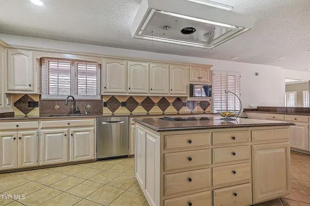 $575,000 | 708 Thornwood Place, Kingsport, TN 37660