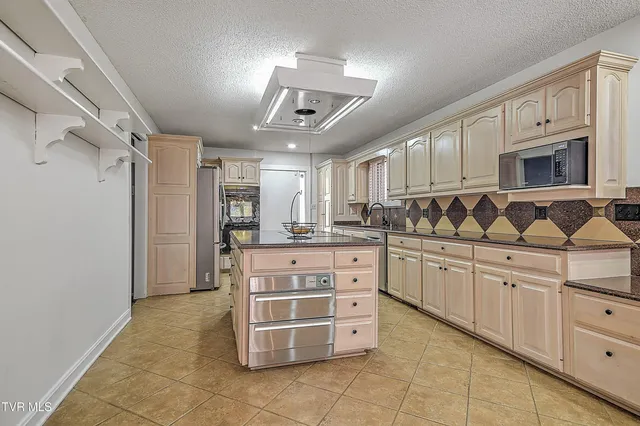 $575,000 | 708 Thornwood Place, Kingsport, TN 37660