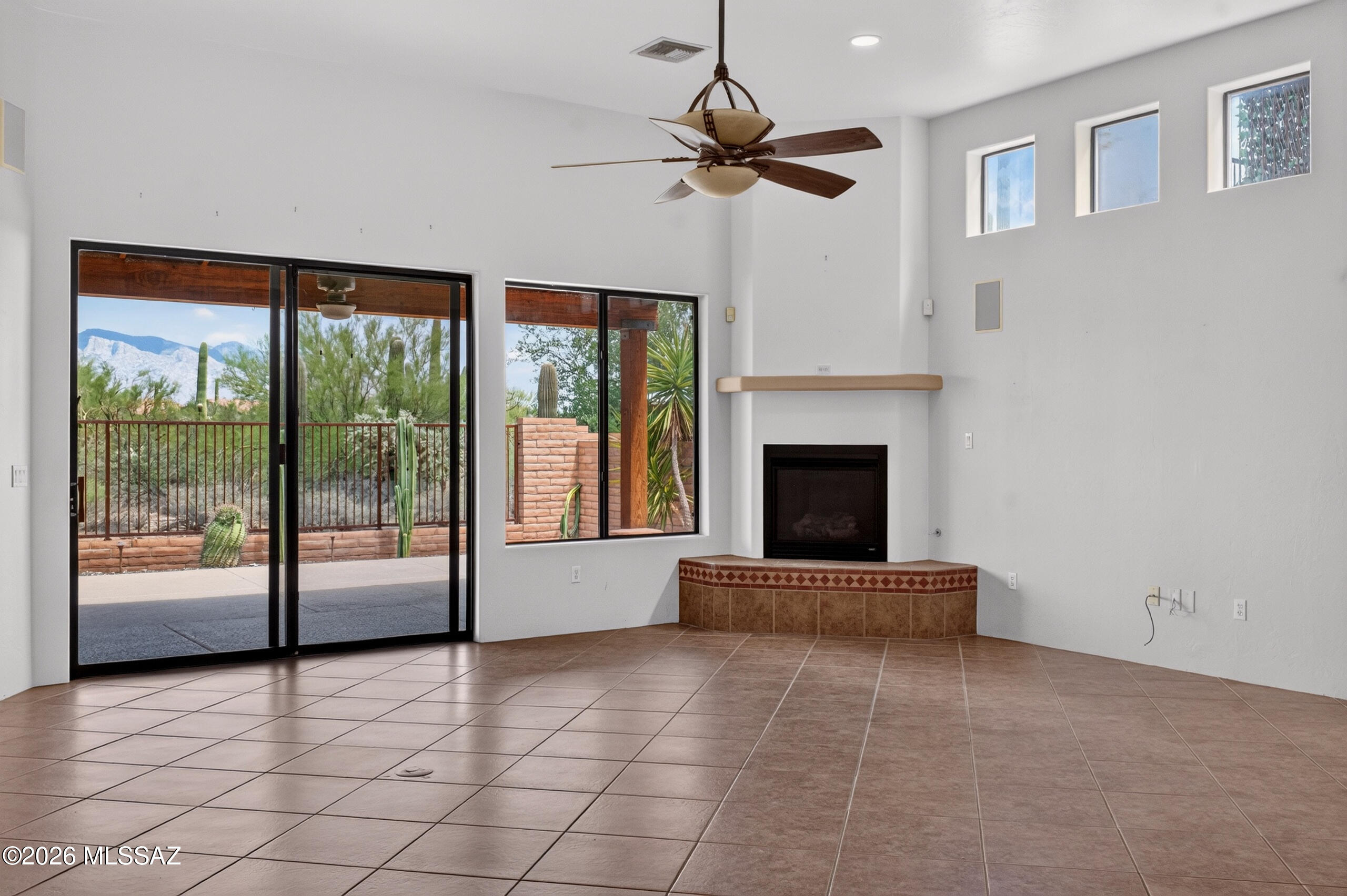 11370 North Moon Ranch Place Marana, AZ 85658 - Photo 7 of 42 Great Room
