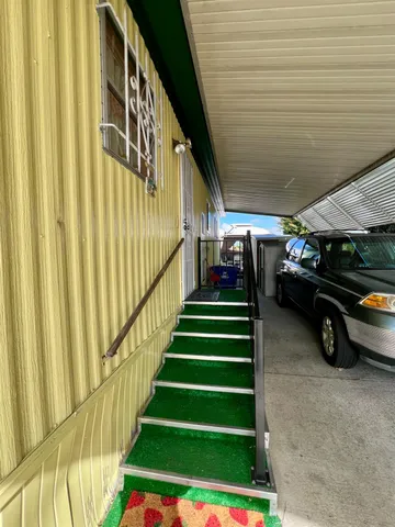 a view of a backyard