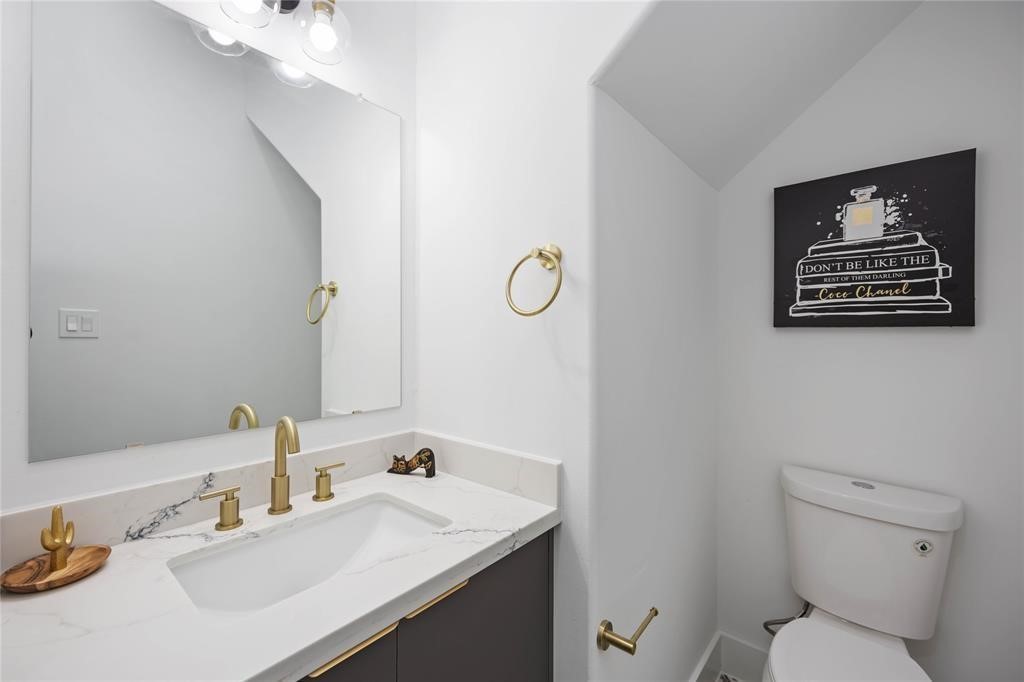 1805 Emir Street, Unit M Houston, TX 77009 - Photo 12 of 35 a bathroom with a toilet a sink and mirror