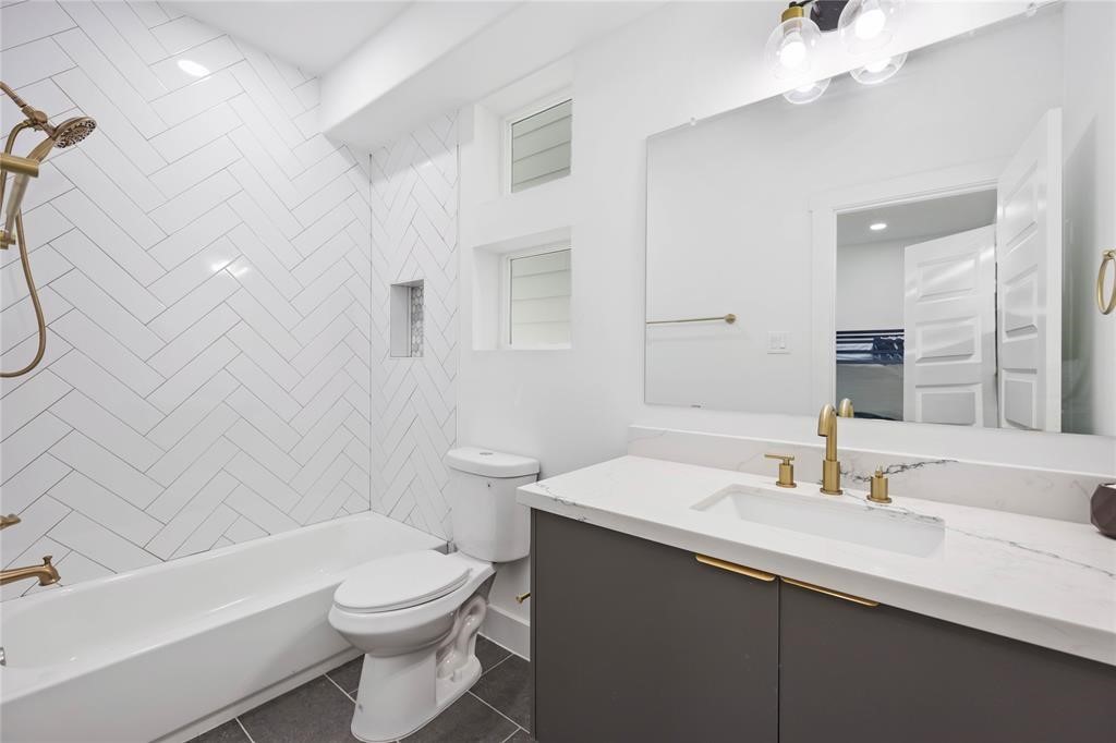 1805 Emir Street, Unit M Houston, TX 77009 - Photo 22 of 35 a bathroom with a sink a toilet and shower