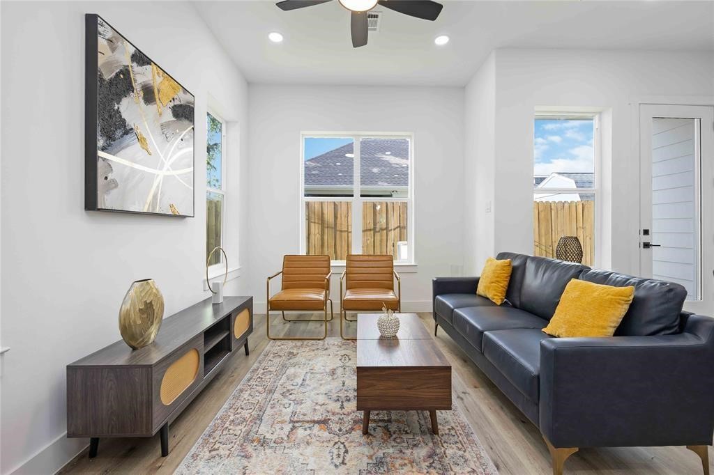 1805 Emir Street, Unit M Houston, TX 77009 - Photo 2 of 35 a living room with furniture and a window