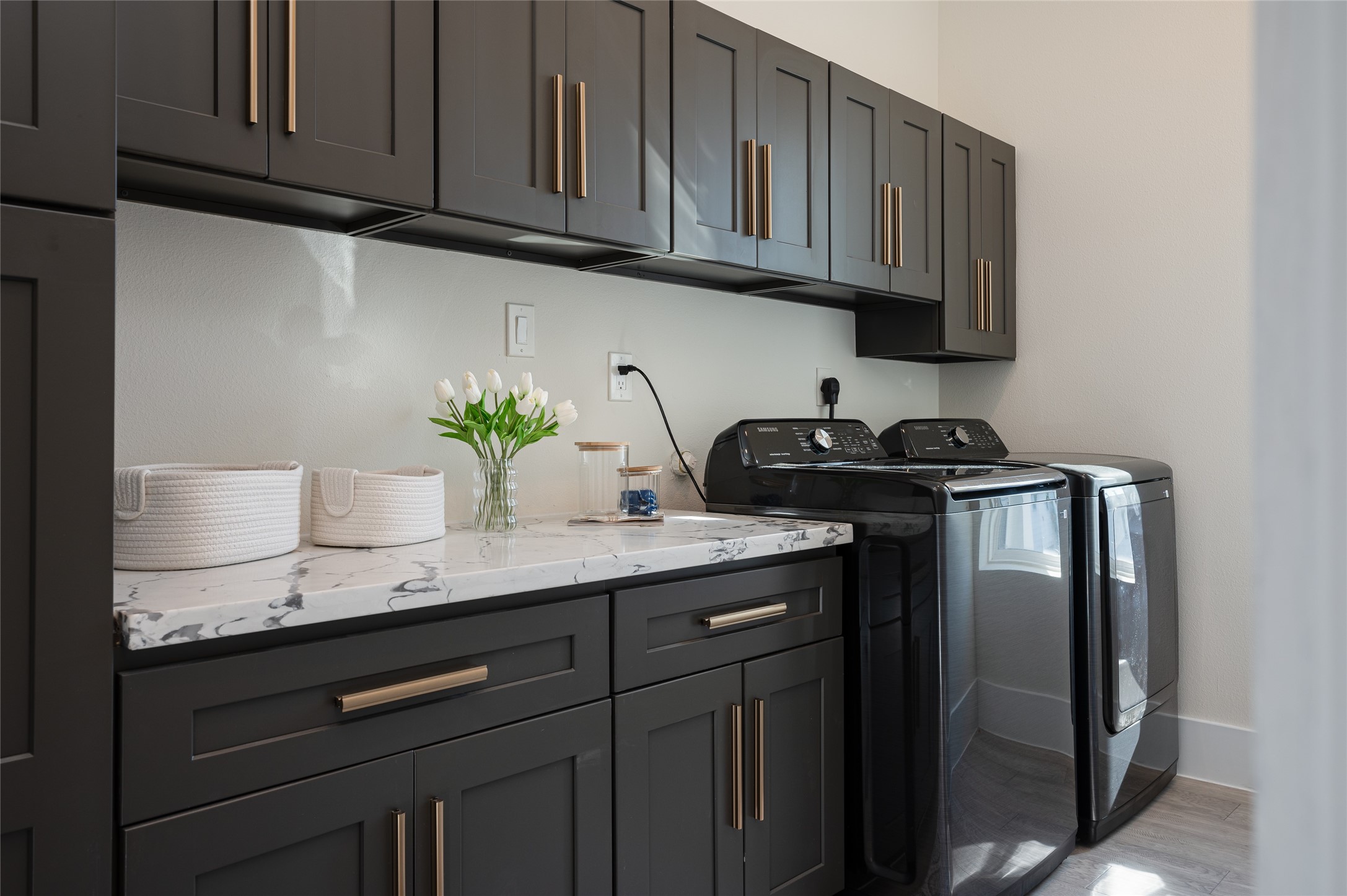 913 Thompson Street Houston, TX 77007 - Photo 19 of 49 a kitchen with granite countertop a sink stainless steel appliances and cabinets