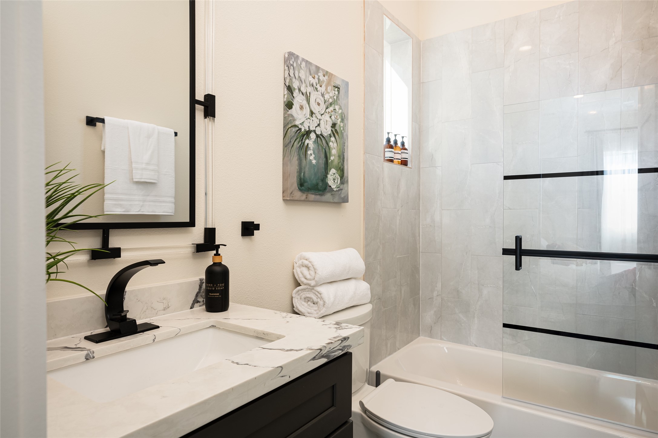 913 Thompson Street Houston, TX 77007 - Photo 21 of 49 a bathroom with a sink toilet and shower