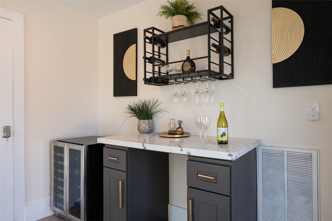 913 Thompson Street Houston, TX 77007 - Photo 22 of 49 a bathroom with a sink and a mirror