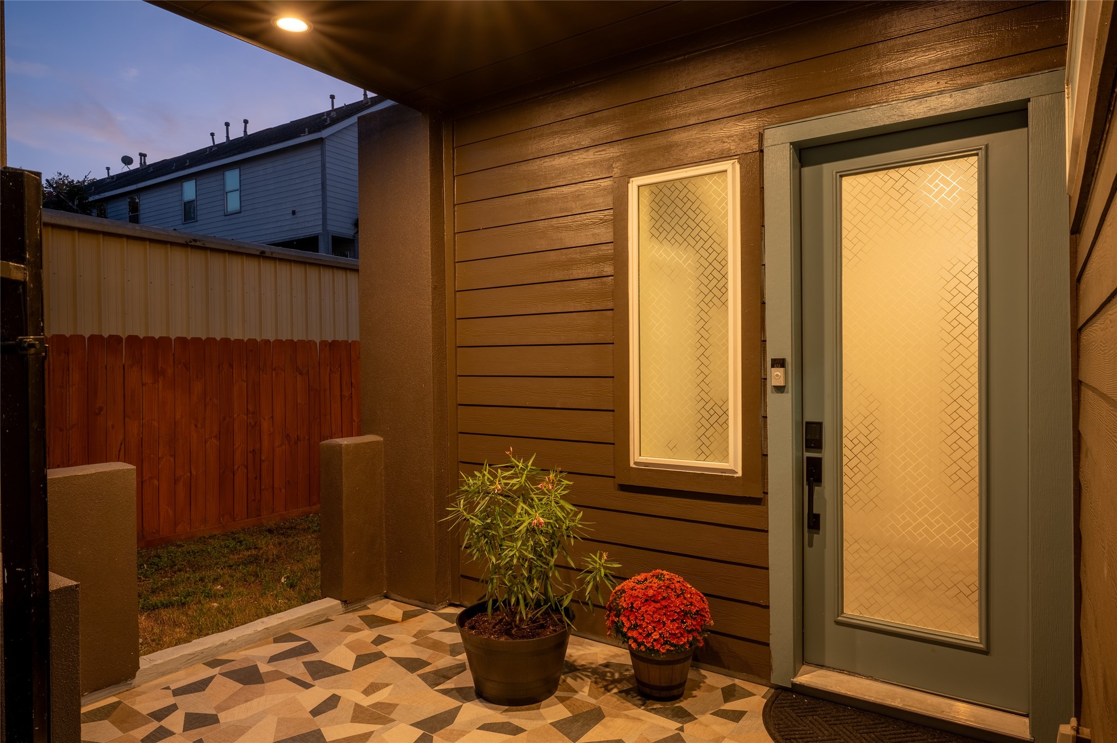913 Thompson Street Houston, TX 77007 - Photo 27 of 49 a view of a house with a potted plant