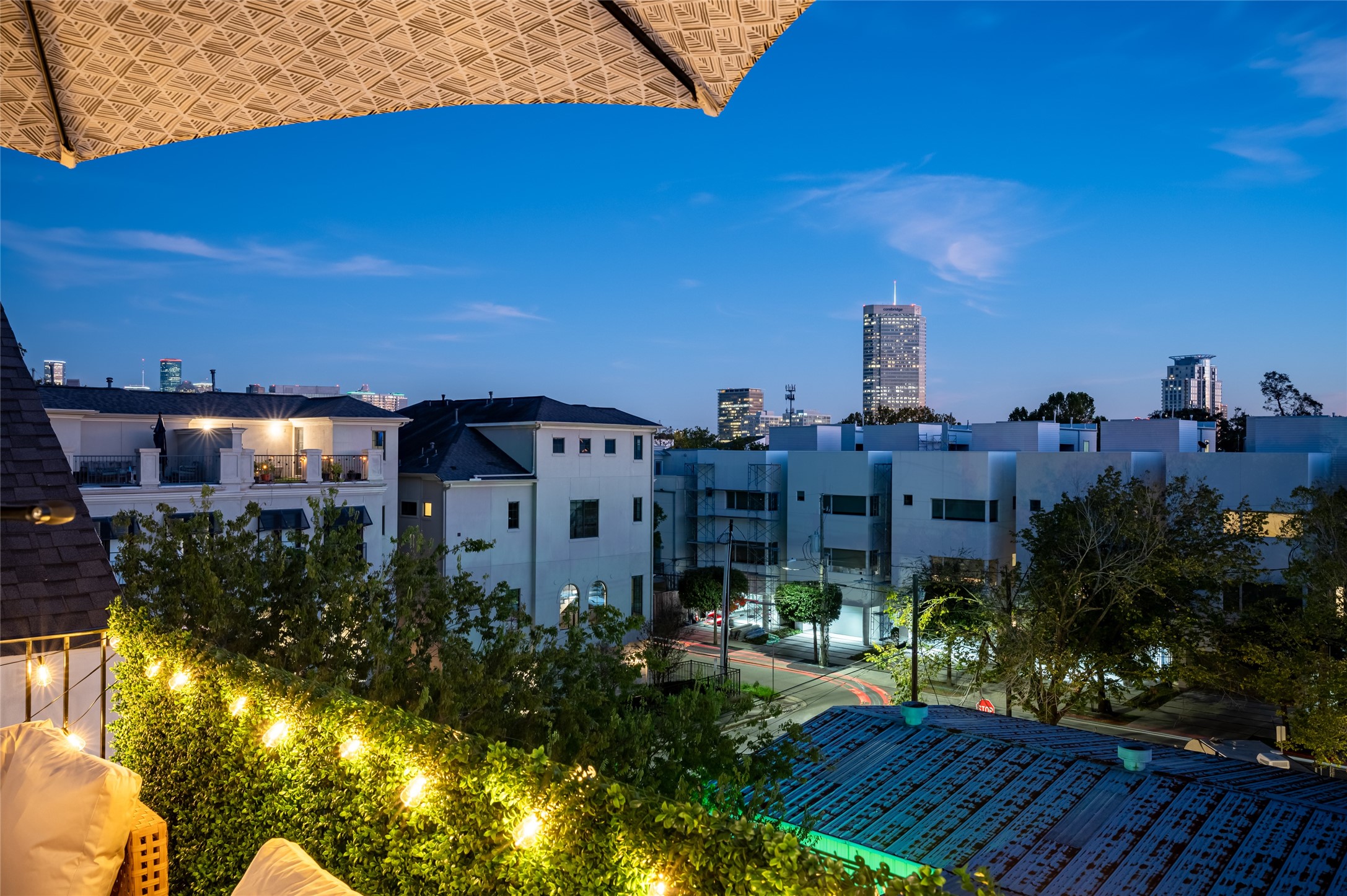 913 Thompson Street Houston, TX 77007 - Photo 28 of 49 a view of a city